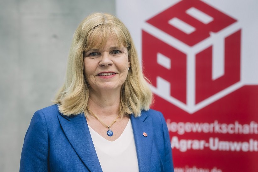 Morgenlage beim Schwellenwerk: Gespannt schauen die Kolleginnen und Kolegen, was die Tageszeitung über ihren Streik berichtet