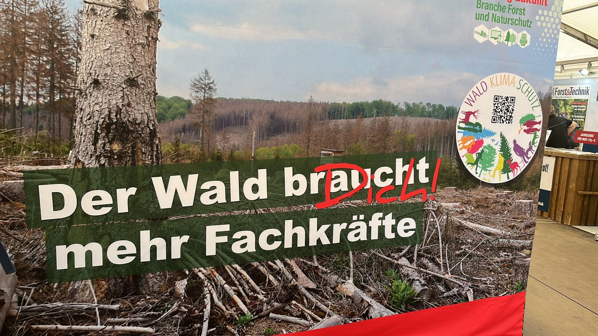 Freigabe der „Umwelttankstelle“ (von links): Hans-Georg Dannert (1. Vorsitzender des Umweltforums Rhein-Main e.V.), Robert Feiger (Stellvertretender Bundesvorsitzender der IG BAU) und Florian Hirt (Geschäftsführer Standortinitiative MertonViertel)