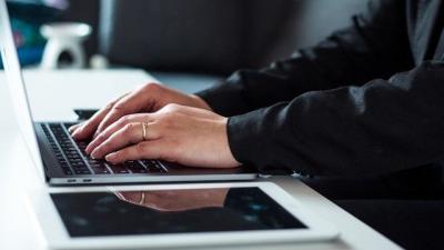 Mensch arbeitet am Schreibtisch Mensch arbeitet am Schreibtisch