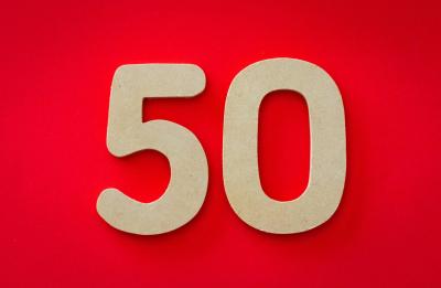 50 vor rotem Hintergrund 50 vor rotem Hintergrund